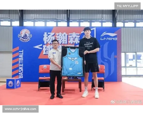 球迷签名会火爆,运动员耐心满足小球迷需求